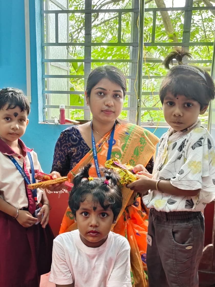 সহজপাঠ বিদ্যাপীঠ শ্রেণিকক্ষে স্নেহময় পাঠদান